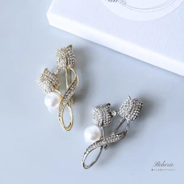 パールとチューリップのブローチ - 暮らしを彩るアクセサリー Bcherie